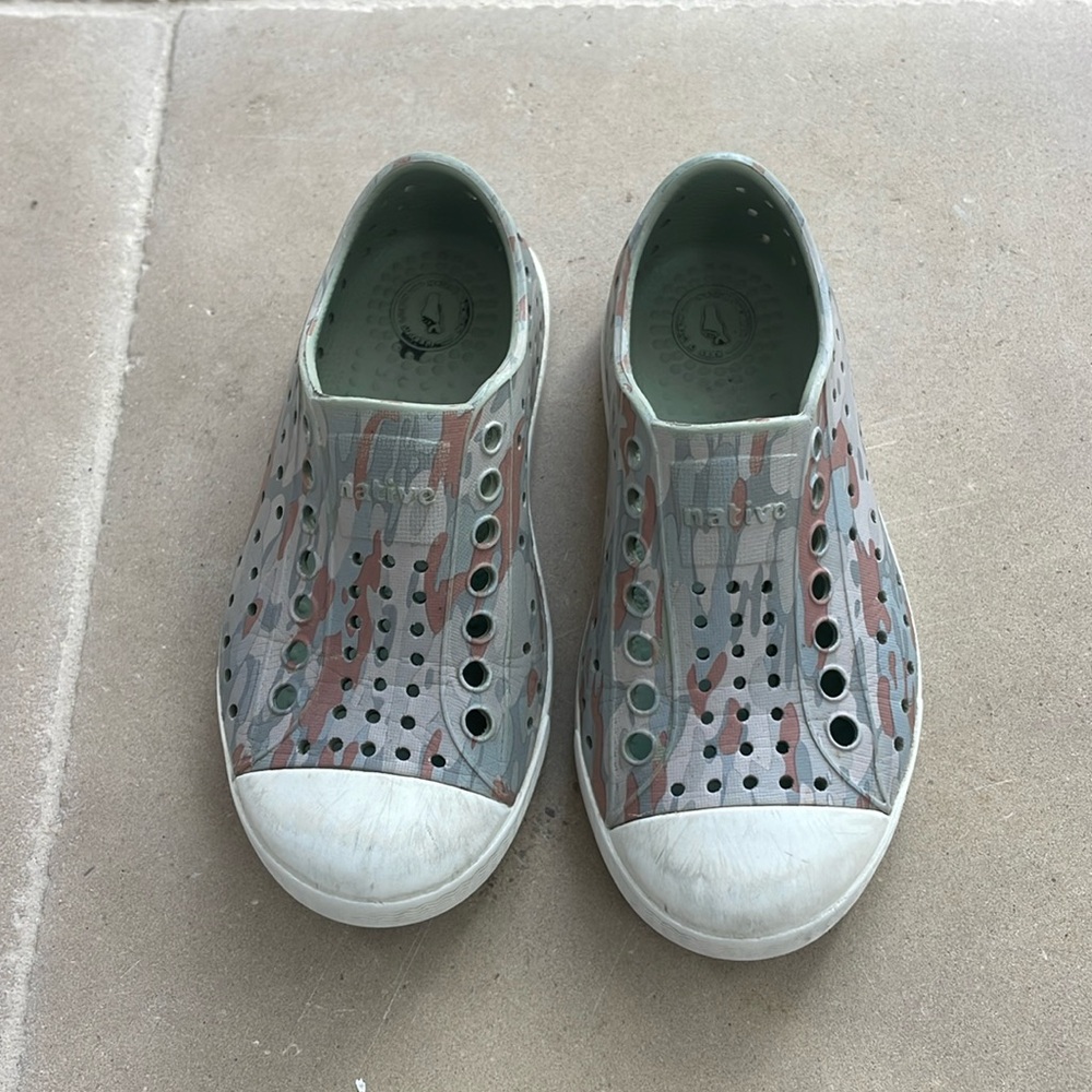 Native Shoes Size 9